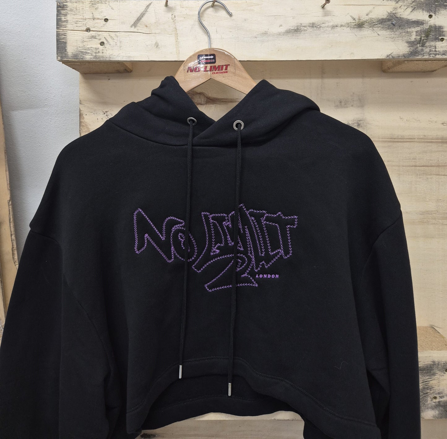 Women' Gym Black Cropped Hoodie Purple Chain Embroidery