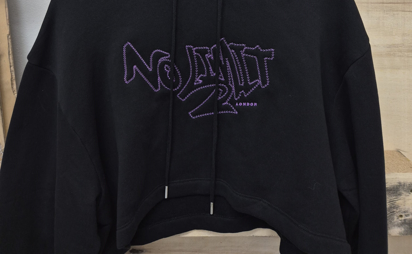 Women' Gym Black Cropped Hoodie Purple Chain Embroidery